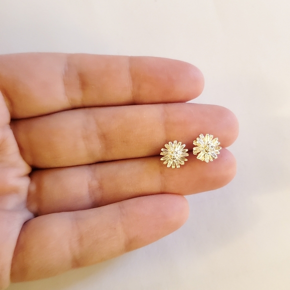 NWOT Tiny Silver Daisy Studs - Picture 10 of 12